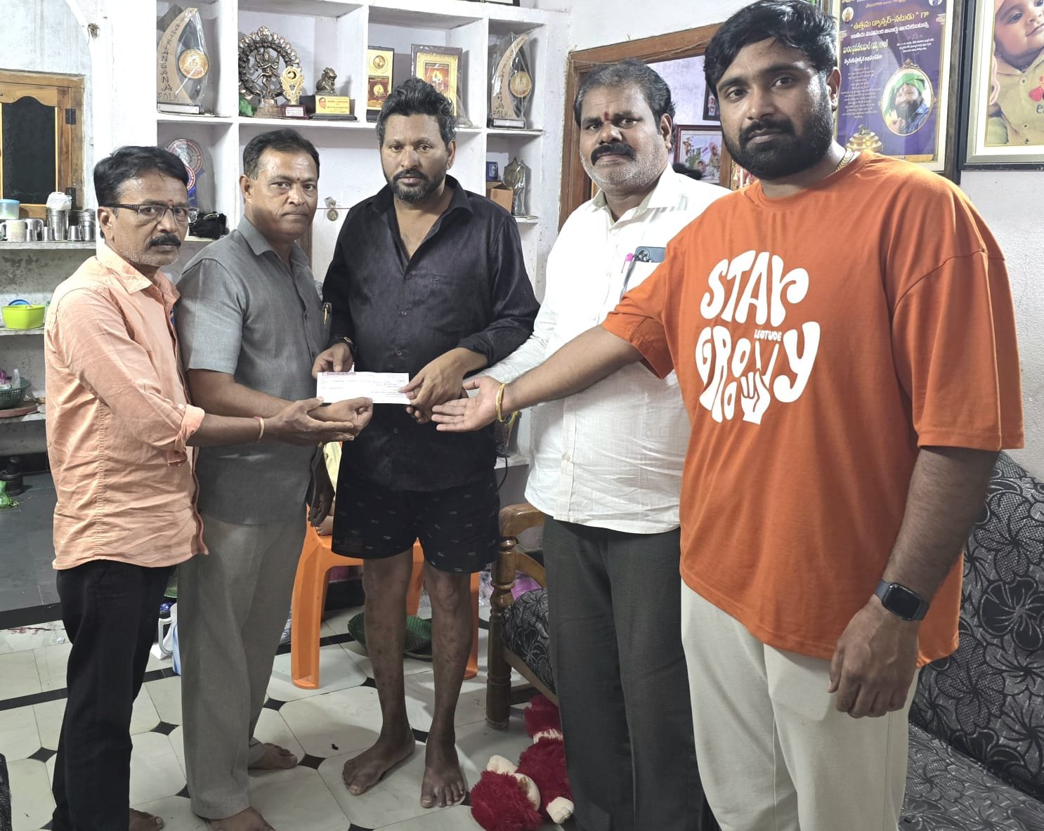 అనారోగ్యంతో బాధ పడుతున్న మారం ప్రవీణ్ కు 27వేల రూపాయల ఆర్థిక సాయం అందజేత